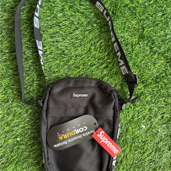 Supreme Black Messenger Bag - Picture 1 of 1